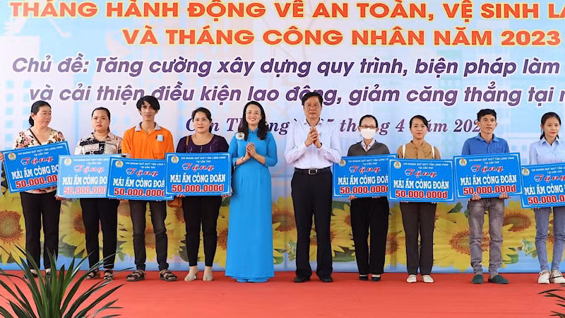 Lãnh đạo thành phố Cần Thơ trao tặng mái ấm công đoàn cho người lao động có hoàn cảnh khó khăn.