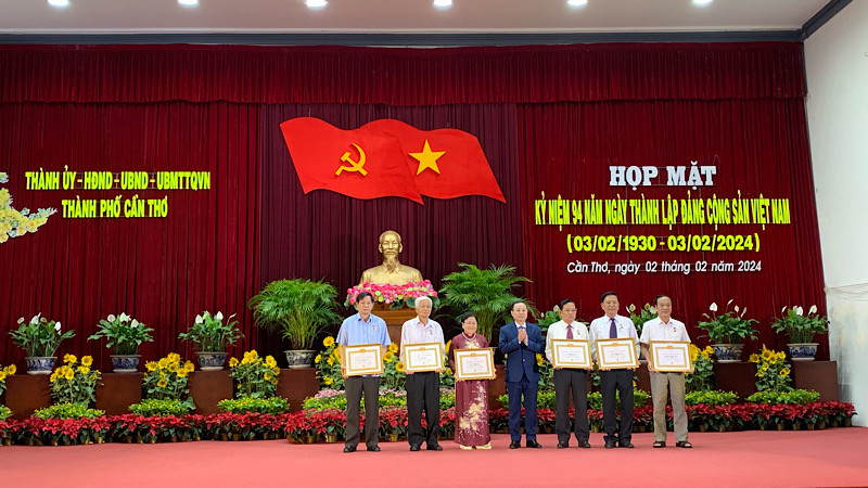 Lãnh đạo Thành ủy Cần Thơ trao Huy hiệu Đảng tặng 6 đồng chí cao niên tuổi Đảng.