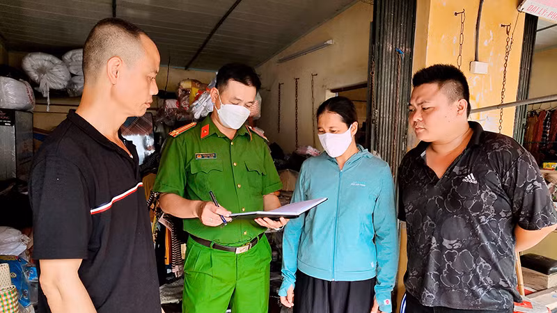 Cán bộ Công an xã Yên Mỹ, huyện Thanh Trì, TP Hà Nội hướng dẫn người dân phòng ngừa các thủ đoạn của tội phạm lạm dụng tín nhiệm chiếm đoạt tài sản. (Ảnh HUY HOÀNG)