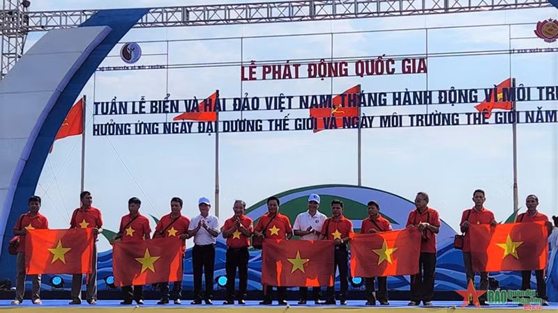 Ban tổ chức chương trình trao cờ Tổ quốc và túi thuốc tặng 10 ngư dân tiêu biểu của tỉnh Nghệ An. (Ảnh: TTXVN)