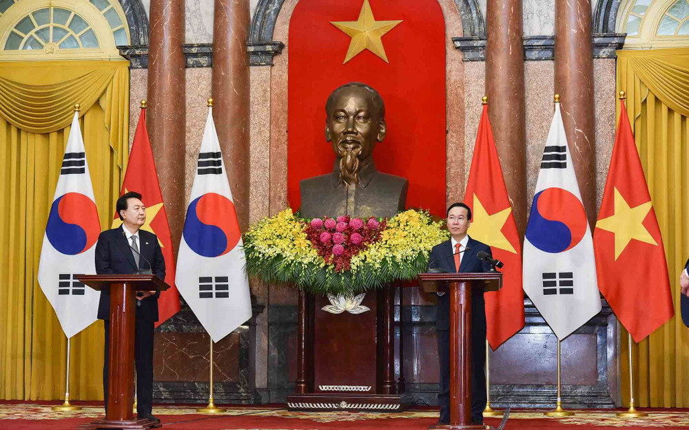 Chủ tịch nước Võ Văn Thưởng và Tổng thống Yoon Suk Yeol đồng chủ trì họp báo tại Phủ Chủ tịch, ngày 23/6. (Ảnh: TTXVN)