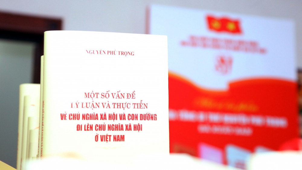 Cuốn sách "Một số vấn đề lý luận và thực tiễn về chủ nghĩa xã hội và con đường đi lên chủ nghĩa xã hội ở Việt Nam" của Tổng Bí thư Nguyễn Phú Trọng.
