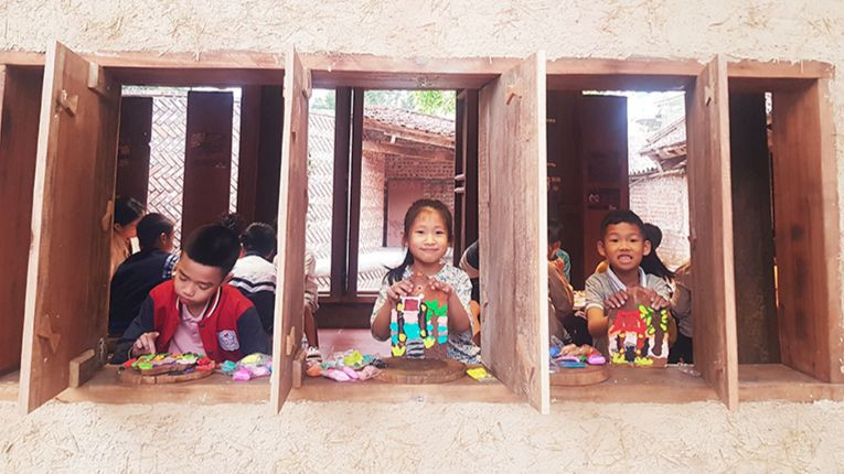 Trẻ em làng Đường Lâm khoe tranh vẽ của mình tại “Đoài Creative”.