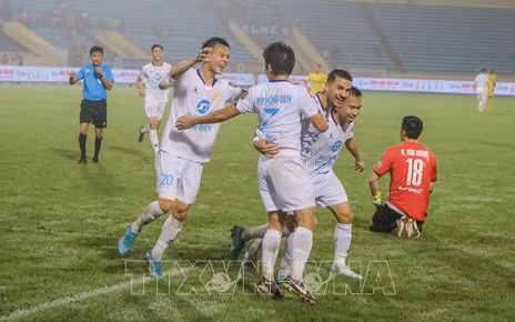 Nam Định luôn rất khác khi được chơi trên sân Thiên Trường. (Ảnh: TTXVN)