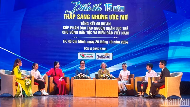 Các đại biểu và học sinh, sinh viên thụ hưởng Quỹ Vừ A Dính trao đổi tại chương trình