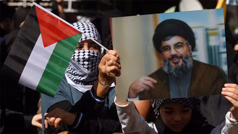 Người ủng hộ Hezbollah cầm chân dung ông Hashem Safieddine trong một cuộc biểu tình. (Ảnh: Reuters)