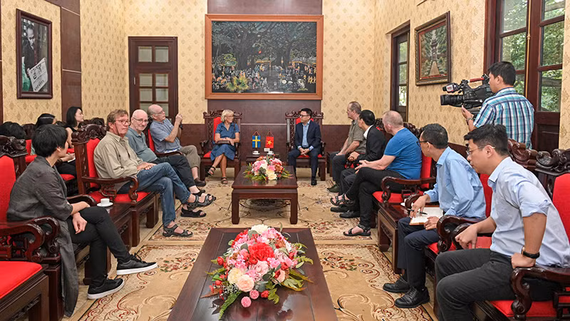 Quang cảnh buổi tiếp Đoàn công tác Viện đào tạo nâng cao báo chí Thụy Điển (FOJO). (Ảnh: THẾ ĐẠI)