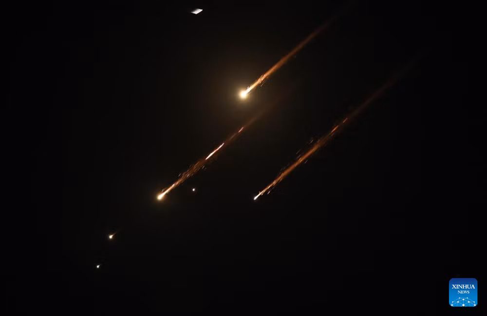 Israel cho biết phần lớn tên lửa đã bị hệ thống phòng không của nước này đánh chặn trên bầu trời. (Ảnh: Tân Hoa xã)