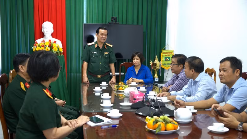 Đoàn đại biểu Bộ Tư lệnh Quân khu 9 thăm, chúc mừng Cơ quan thường trực Báo Nhân Dân tại Cần Thơ.