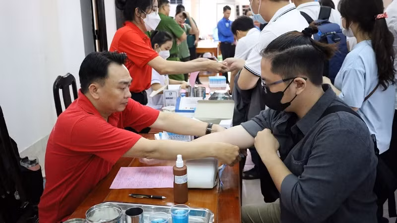 Nhân viên Viện Huyết học – Truyền máu Trung ương tiếp nhận máu từ người hiến máu.