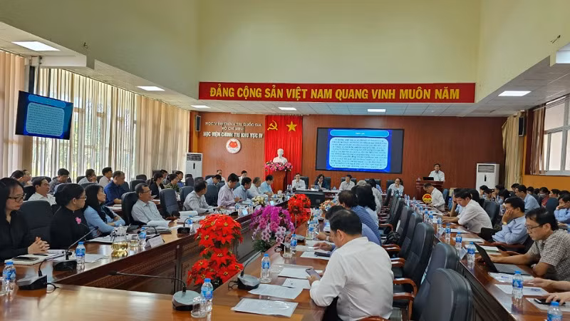 Đại biểu trình bày tham luận tại Hội thảo.