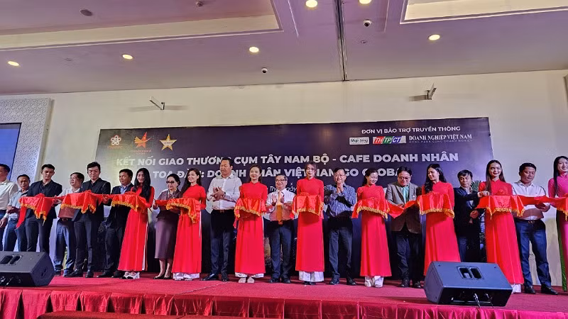 Các đại biểu cắt băng khai mạc chương trình.