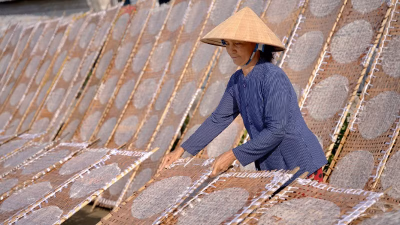 Người dân làng nghề Thuận Hưng phơi bánh.