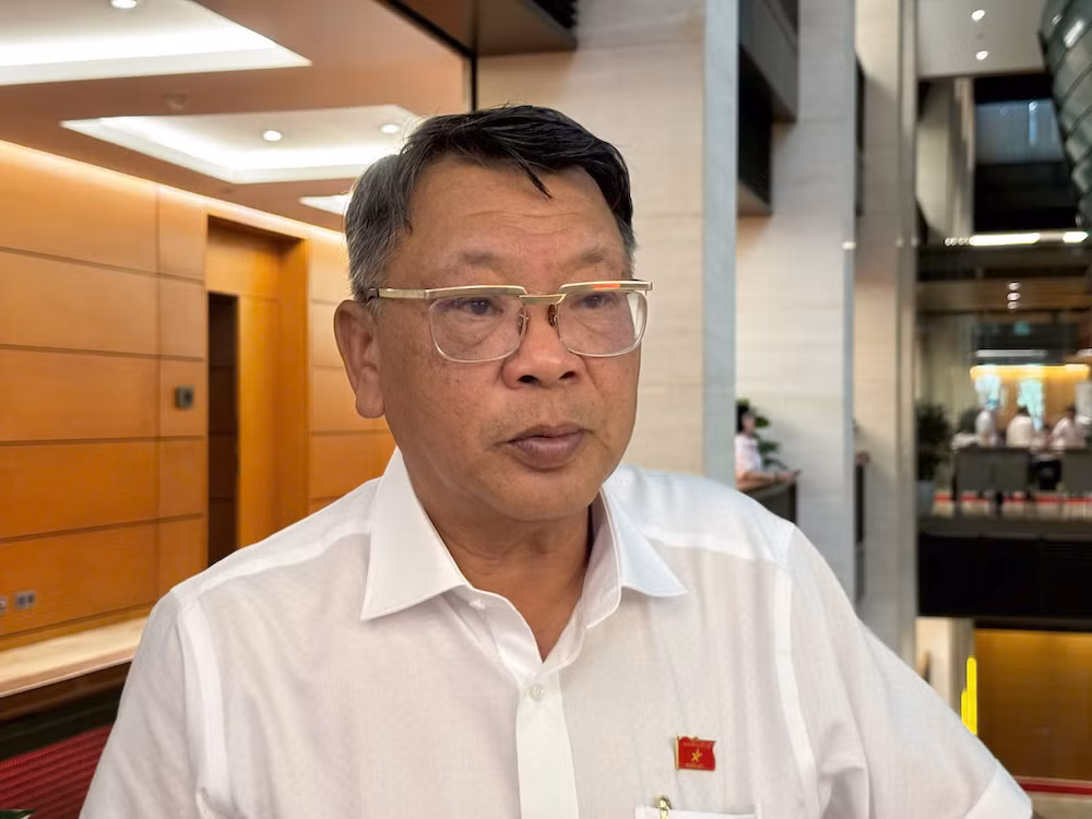 Đại biểu Nguyễn Tạo (Đoàn Lâm Đồng) trao đổi với phóng viên Báo Nhân Dân bên hành lang Quốc hội. (Ảnh: TRUNG HƯNG)