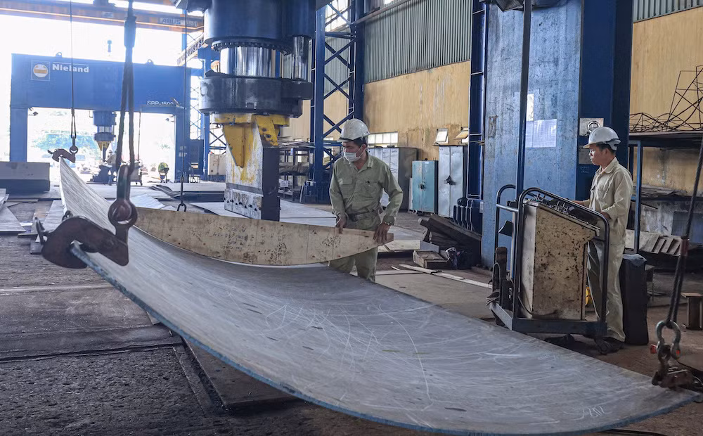 Công nhân Công ty Đóng tàu Sông Cấm thi công đóng tàu kéo-đẩy cho chủ tàu Damen (Hà Lan).