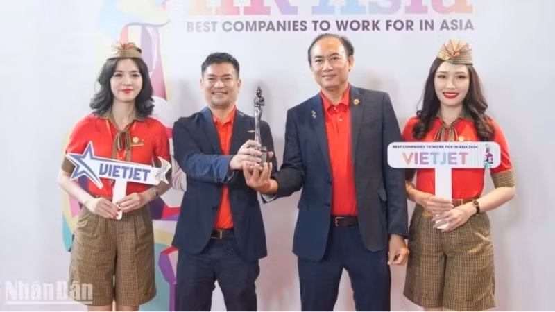 Phó Tổng giám đốc Vietjet Tô Việt Thắng (thứ 2 từ phải sang) đại diện Vietjet nhận giải thưởng Nơi làm việc tốt nhất châu Á 2024.