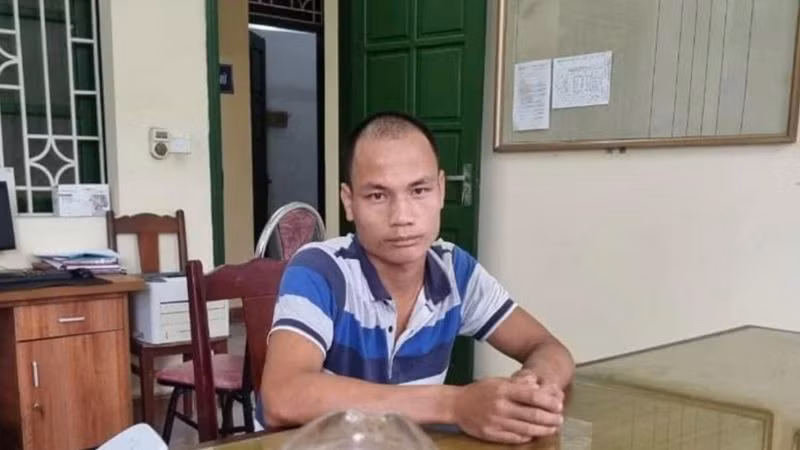 Đối tượng Phùng Văn Tú tại cơ quan công an huyện Tân Sơn.