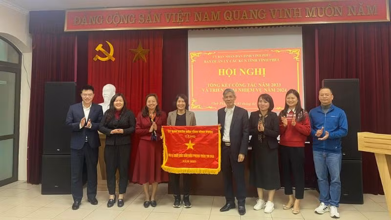 Trao cờ thi đua của Ủy ban nhân dân tỉnh cho tập thể xuất sắc của Ban Quản lý các khu công nghiệp.