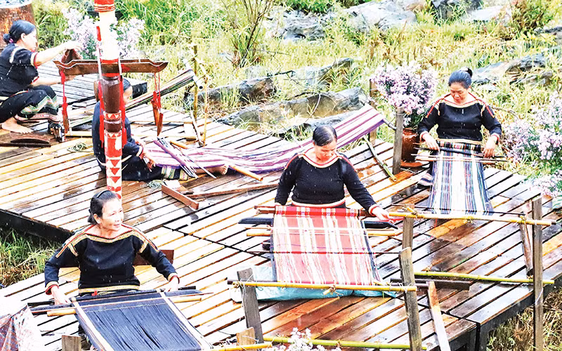 Phụ nữ Ê Đê dệt thổ cẩm truyền thống. 