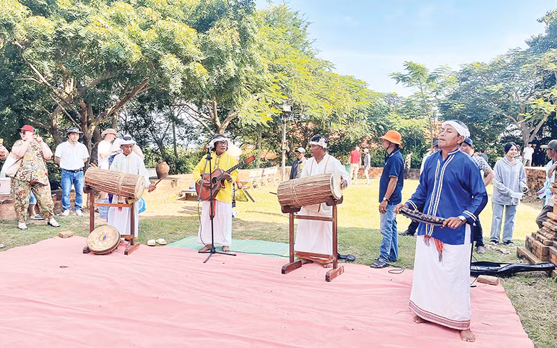 Trống Paranưng và kèn Saranai là hai loại nhạc cụ không thể thiếu trong lễ hội Katê.