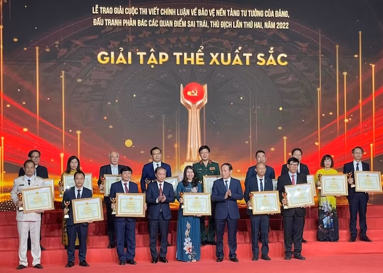 Các tập thể nhận giải Tập thể xuất sắc trong Cuộc thi chính luận về bảo vệ nền tảng tư tưởng của Đảng lần thứ 2, năm 2022. (Ảnh: Báo Điện tử Đảng Cộng sản)