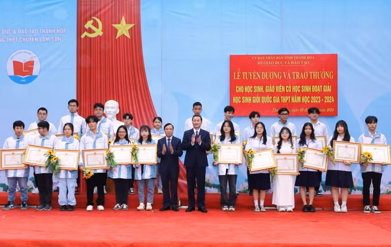 Lãnh đạo tỉnh Thanh Hóa trao tặng Bằng khen cho các học sinh đoạt giải quốc gia.