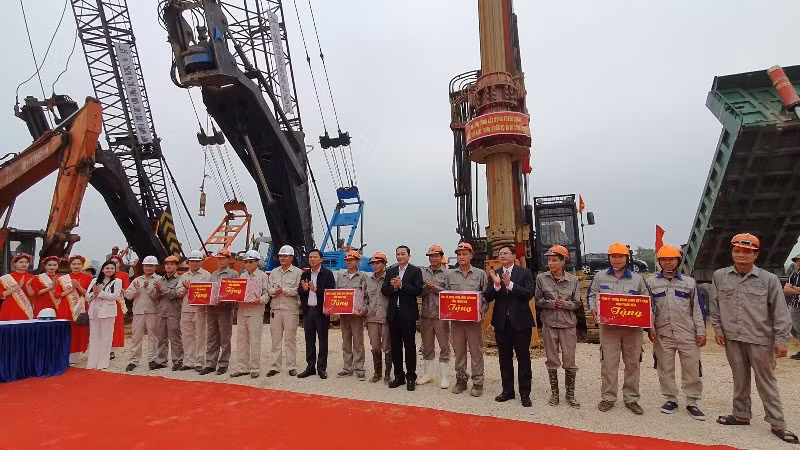 Lãnh đạo tỉnh Thanh Hóa tặng quà cho các đơn vị thi công tuyến giao thông kết nối.