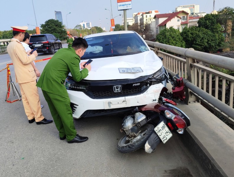 Công an thụ lý hiện trường vụ va chạm giữa 2 phương tiện.