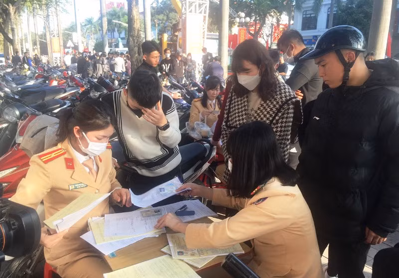 Cảnh sát giao thông lập biên bản xử lý các hành vi vi phạm Luật giao thông đường bộ.