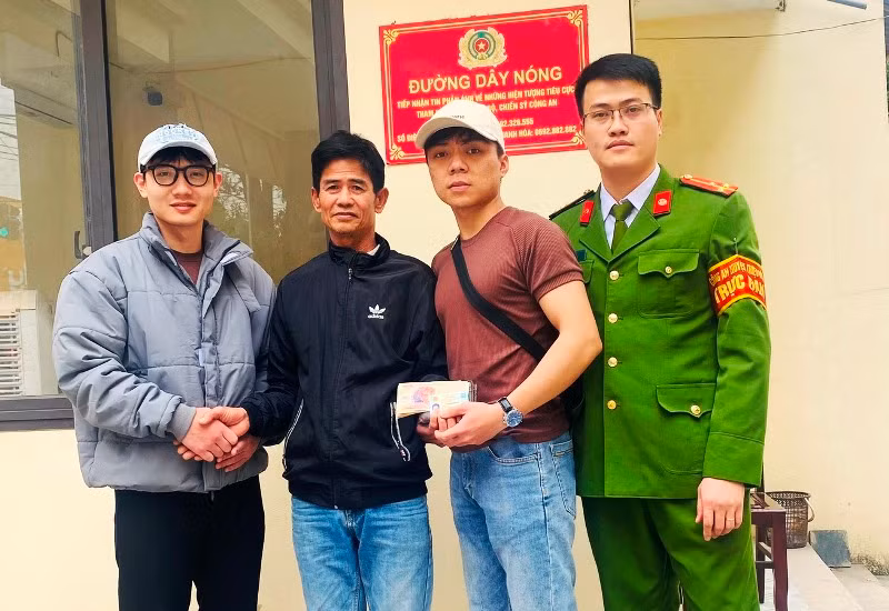 Công an cùng hai thanh niên trả lại tài sản cho người đánh rơi.