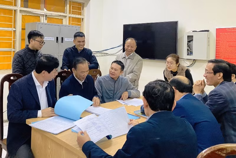 Các thành viên đoàn công tác kiểm tra chống khai thác IUU tại Cảng lạch Hới, thành phố Sầm Sơn.