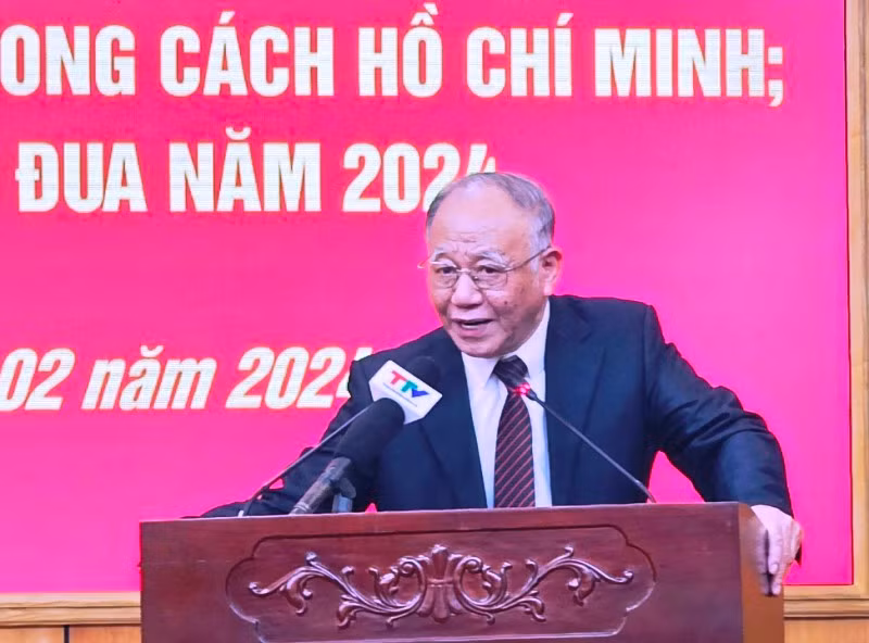 Giáo sư Hoàng Chí Bảo giới thiệu nội dung chuyên đề đến các đại biểu.