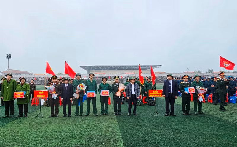 Lãnh đạo huyện Quảng Xương trao tặng hoa, quà cho các tập thể tân binh.