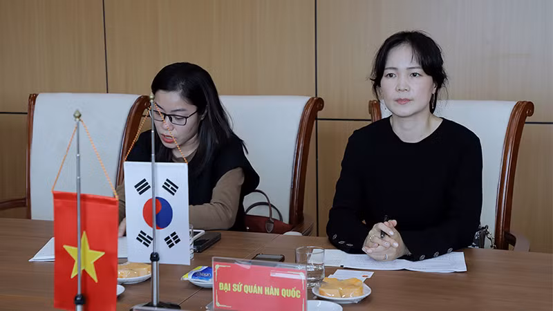 Tùy viên Lao động và Việc làm (Đại sứ quán Hàn Quốc tại Việt Nam) Kim Yoon Hye tại buổi làm việc. Ảnh: VSS