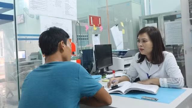 Tư vấn cho người nhiễm HIV. (Ảnh TRUNG TÂM KIỂM SOÁT BỆNH TẬT TỈNH KHÁNH HÒA)