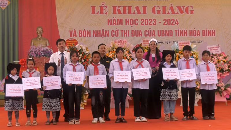 Ban Chỉ huy quân sự huyện Đà Bắc tặng xe đạp cho học sinh Trường THCS Cao Sơn nhân dịp khai giảng năm học 2023-2024.