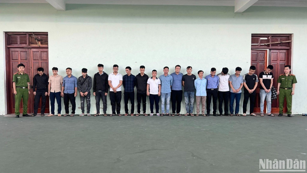 Các đối tượng tại cơ quan công an.