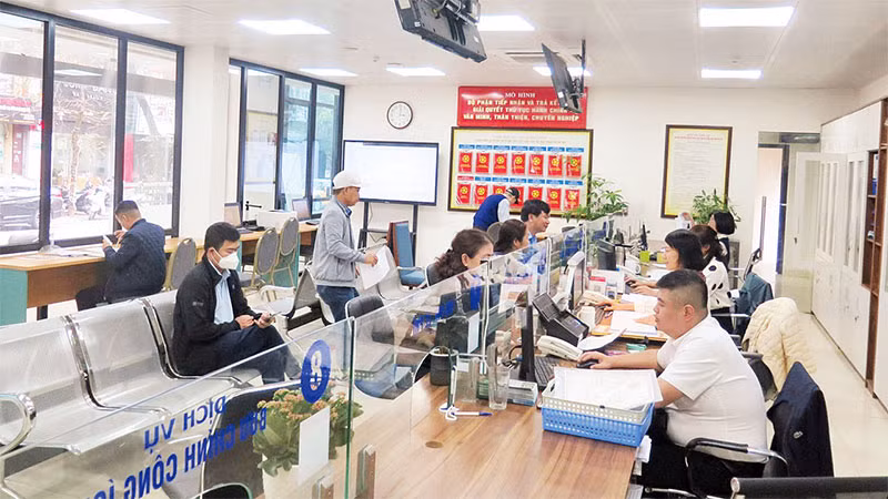 Người dân đến làm thủ tục tại bộ phận “một cửa” Ủy ban nhân dân quận Đống Đa.