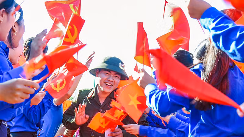 Thanh niên phấn khởi lên đường nhập ngũ. (Ảnh LÒ VĂN HỢP)