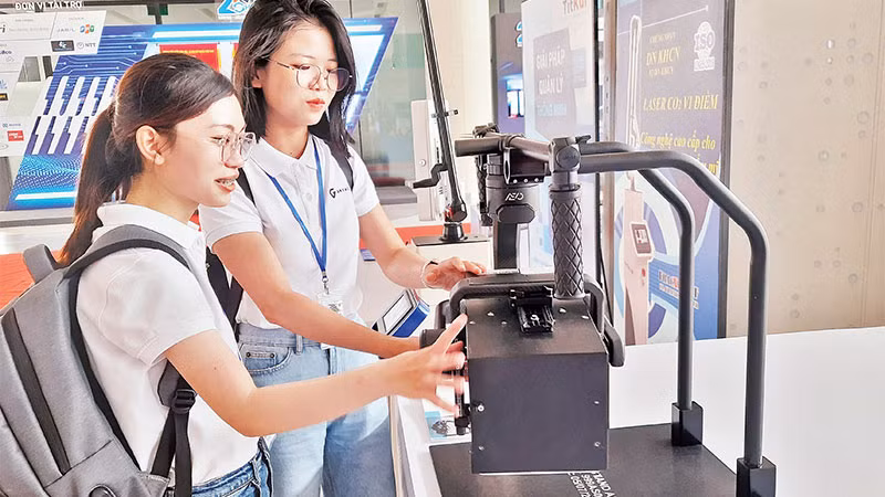 Trưng bày các sản phẩm khoa học-công nghệ tại Khu Công nghệ cao Thành phố Hồ Chí Minh.