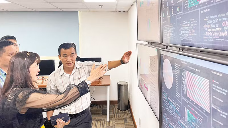 Đại diện Sở Thông tin và Truyền thông Thành phố Hồ Chí Minh giới thiệu phần mềm “Lắng nghe mạng xã hội”.