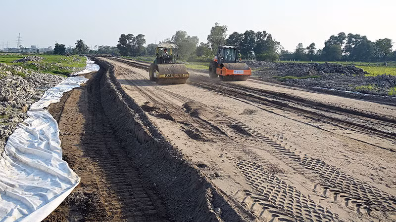 Nhà thầu Tổng công ty 319 thi công Dự án đường vành đai 4 - Vùng Thủ đô đoạn qua quận Hà Đông, Hà Nội. (Ảnh DUY LINH)