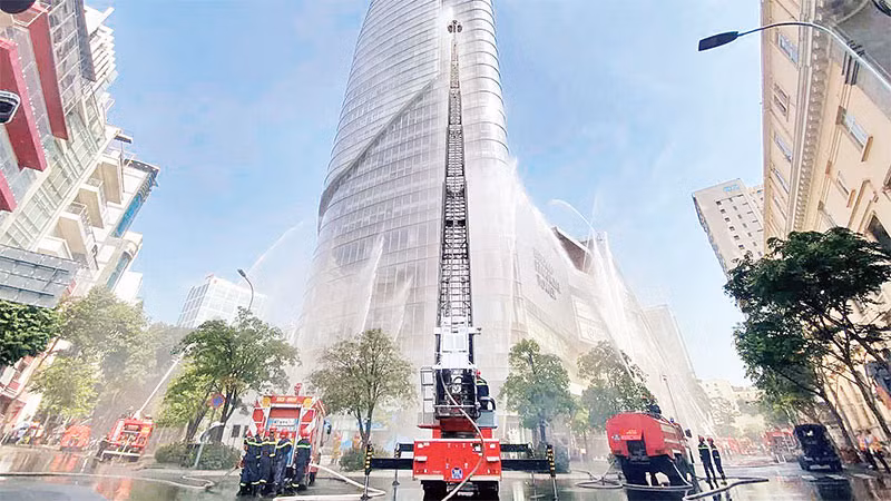 Diễn tập chữa cháy tại tòa nhà Bitexco Financial Tower (Quận 1).
