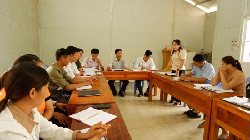 Phó Bí thư Thường trực Huyện ủy Pác Nặm Ma Thị Mận phát biểu tại một buổi sinh hoạt chi bộ ở xã An Thắng. (Ảnh PHƯƠNG THẢO)