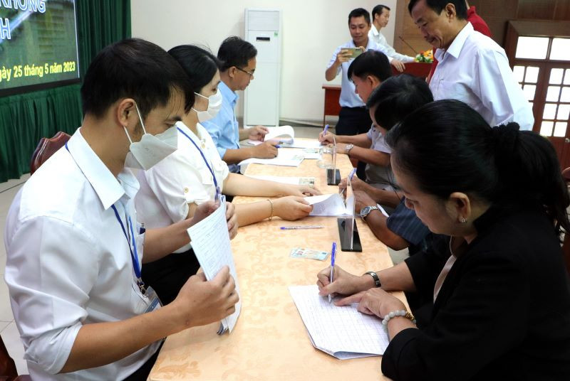 Các hộ dân ký biên bản nhận tiền và bàn giao mặt bằng.