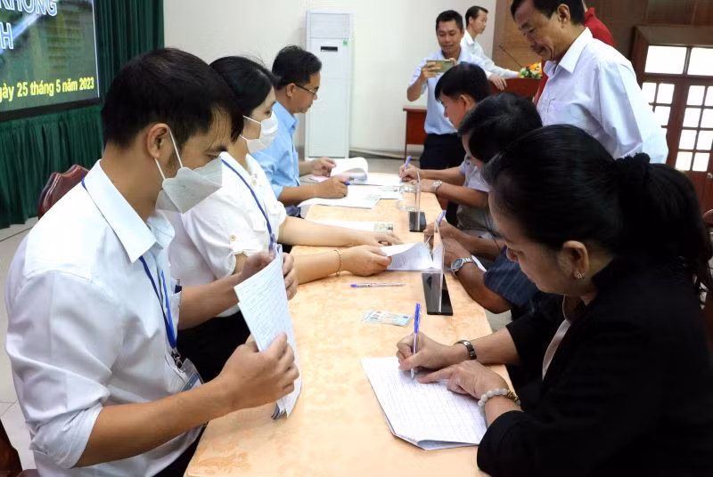 Các hộ dân ký biên bản nhận tiền và bàn giao mặt bằng.