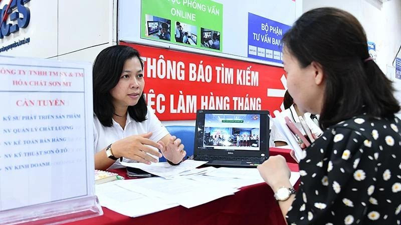 Lao động tìm hiểu thông tin việc làm tại Trung tâm Dịch vụ việc làm Hà Nội. (Ảnh: nhandan.vn)