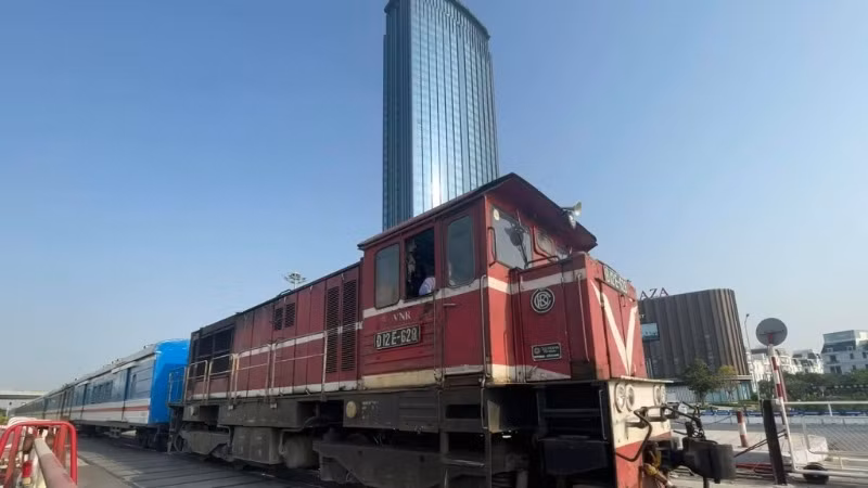 Tàu chạy qua thành phố Hải Phòng.