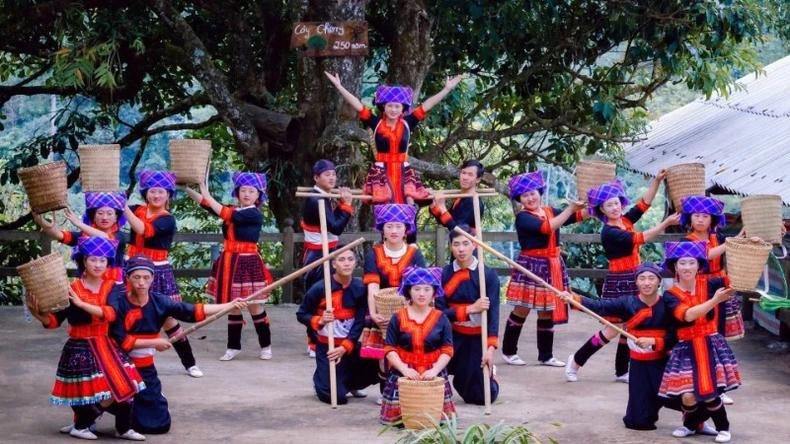 Những người “nông dân đa tài” của Sin Suối Hồ biểu diễn các tiết mục dân ca, dân vũ của dân tộc H'Mông. (Ảnh: nhandan.vn)