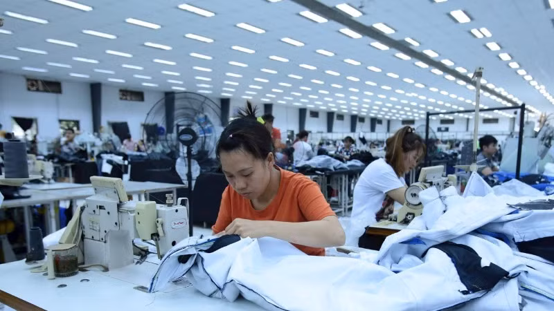 Sản xuất các mặt hàng xuất khẩu tại Tổng công ty May Hưng Yên. (Ảnh NGỌC MAI)